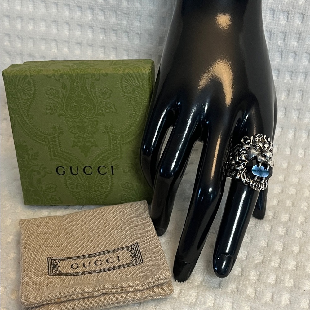 Gucci Lion Head Motif Ring With Black Stone Size 8 Full Inclusion